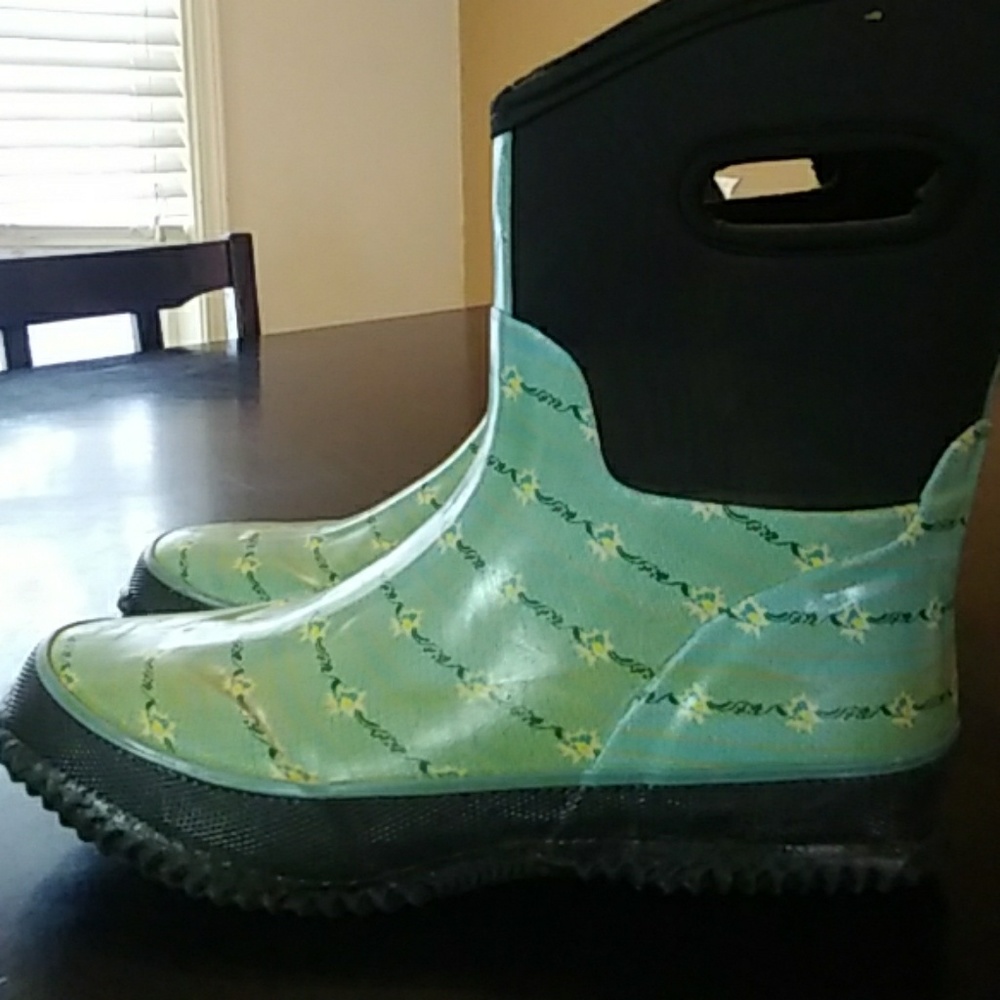 Womens size 7 boggs